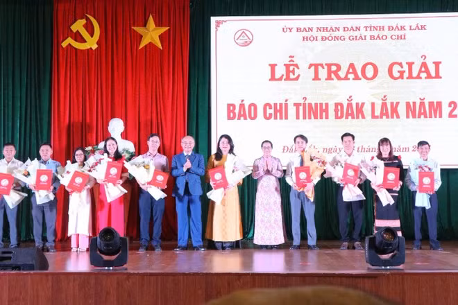 Hội đồng Giải Báo chí tỉnh Đắk Lắk trao giải A cho các tác giả, nhóm tác giả có tác phẩm đoạt giải.