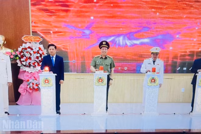 Thượng tướng Lê Văn Tuyến, Thứ trưởng Công an và đồng chí Lương Nguyễn Minh Triết, Bí thư Tỉnh ủy Đắk Lắk cùng các đại biểu ấn nút ra mắt Trường Văn hóa Công an nhân dân II.