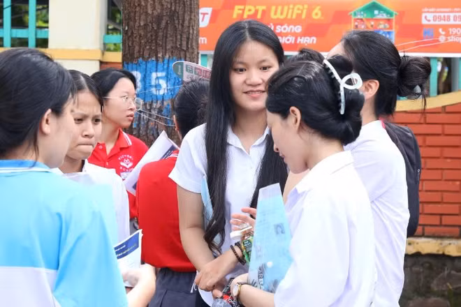 Các thí sinh tại điểm thi trung học phổ thông Buôn Ma Thuột sau buổi thi môn tự chọn và cũng là buổi cuối của kỳ thi.