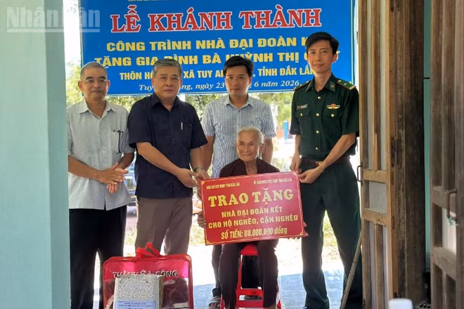 Đại diện Ban Chỉ huy Bộ đội Biên phòng tỉnh Đắk Lắk và cấp ủy chính quyền địa phương trao biểu trưng hỗ trợ 80 triệu đồng tặng gia đình bà Chút.