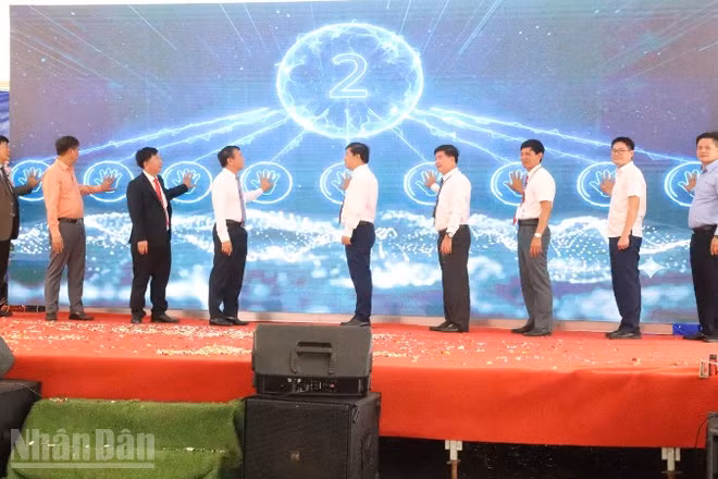 Các đồng chí lãnh đạo tỉnh Đắk Lắk và các đại biểu ấn nút khởi động dự án.