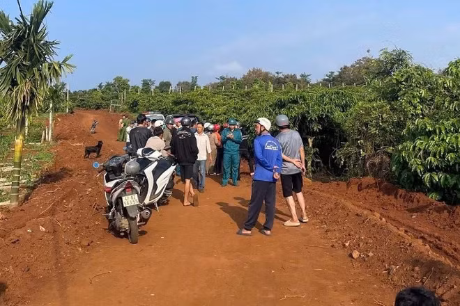 Lực lượng chức năng phát hiện thi thể cháu H. dưới một giếng nước nằm trong rẫy cà-phê trên địa bàn xã.