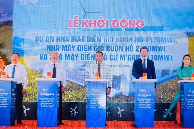 Các đại biểu nhấn nút khởi động các dự án Nhà máy Điện gió Buôn Hồ 1, Buôn Hồ 2 và Cư M’gar 2.