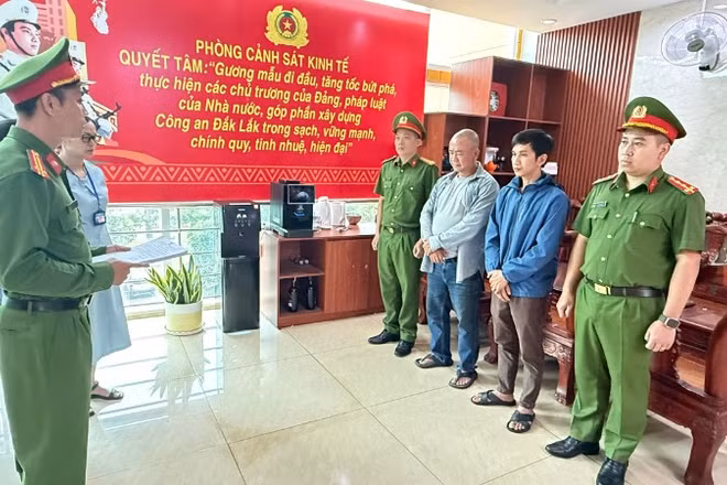 Phòng Cảnh sát kinh tế, Công an tỉnh Đắk Lắk thi hành các quyết định khởi tố.