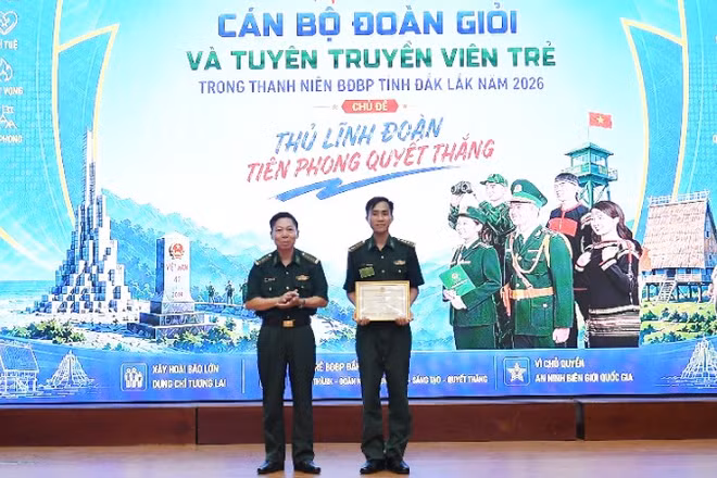 Ban tổ chức trao giải Nhất cho Chi đoàn cơ sở Đồn Biên phòng Cửa khẩu cảng Vũng Rô.