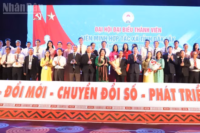 Lãnh đạo Liên minh Hợp tác xã Việt Nam và Tỉnh ủy Đắk Lắk tặng hoa chúc mừng Ban Chấp hành Liên minh Hợp tác xã tỉnh Đắk Lắk nhiệm kỳ 2025-2030.