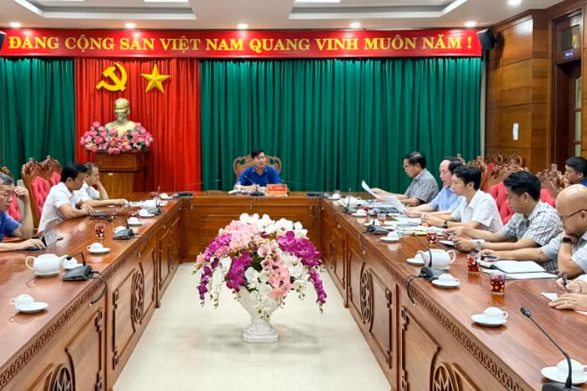Phó Chủ tịch Ủy ban nhân dân tỉnh Đắk Lắk Nguyễn Thiên Văn chủ trì cuộc họp giải quyết những vấn đề liên quan 2 công ty môi trường đô thị có văn bản tạm dừng tiếp nhận và xử lý rác thải sinh hoạt tại cơ sở xử lý chất thải rắn Hòa Phú.
