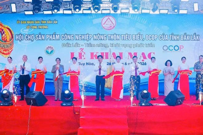 Các đồng chí lãnh đạo tỉnh Đắk Lắk cắt băng khai mạc hội chợ.