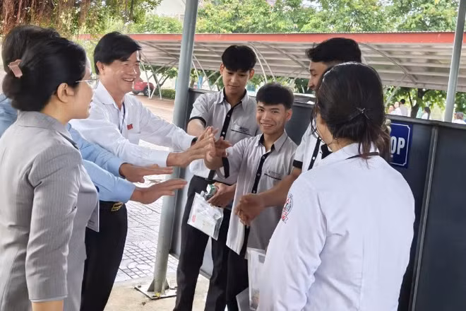 Phó Chủ tịch Ủy ban nhân dân tỉnh Đắk Lắk Nguyễn Thiên Văn và Giám đốc Sở Giáo dục và Đào tạo Lê Thị Thanh Xuân đến động viên cán bộ coi thi, thí sinh dự thi tại điểm thi Trường trung học phổ thông Buôn Đôn trước giờ làm bài thi môn Ngữ văn.