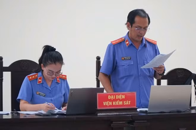 Đại diện Viện Kiểm sát nhân dân tỉnh Đắk Lắk đọc bản luận tội tại phiên tòa.