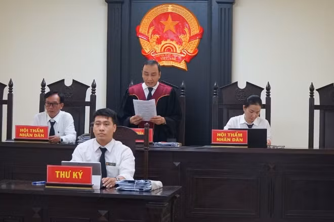Chủ tọa phiên tòa tuyên án.