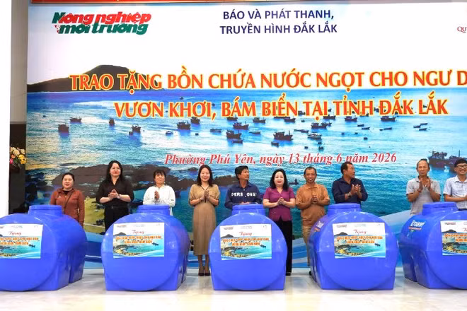Phó Bí thư Thường trực Tỉnh ủy, Chủ tịch Hội đồng nhân dân tỉnh Đắk Lắk Cao Thị Hòa An và lãnh đạo Báo và Phát thanh, Truyền hình Đắk Lắk, Báo Nông nghiệp và Môi trường, đại diện Tập đoàn Vingroup trao tặng bồn chứa nước ngọt cho các ngư dân.
