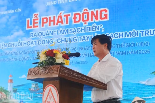  Phó Chủ tịch Ủy ban nhân dân tỉnh Đắk Lắk Nguyễn Thiên Văn phát biểu tại Lễ phát động “Chung tay làm sạch môi trường”.
