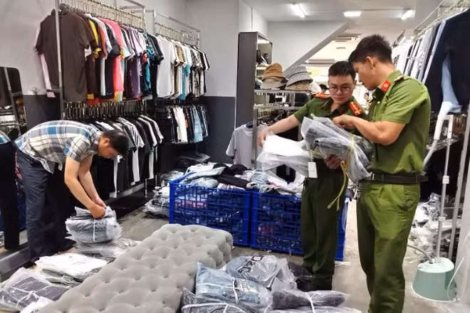 Lực lượng Công an kiểm tra các sản phẩm hàng hóa có dấu hiệu xâm phạm quyền sở hữu công nghiệp.