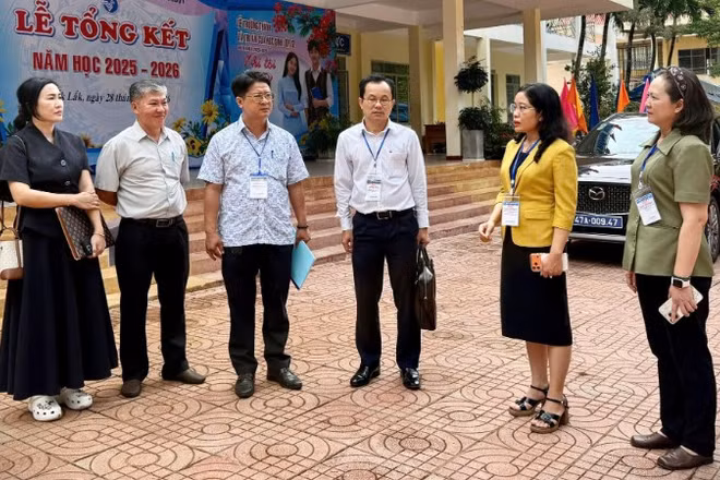 Đoàn công tác Ban Chỉ đạo thi tốt nghiệp trung học phổ thông 2026 tỉnh Đắk Lắk kiểm tra công tác chuẩn bị tổ chức kỳ thi tại điểm thi trung học phổ thông Buôn Ma Thuột. (Ảnh: Phan Khánh)