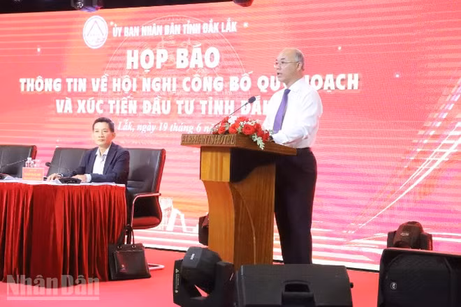 Phó Chủ tịch Ủy ban nhân dân tỉnh Đắk Lắk Trương Công Thái phát biểu tại buổi họp báo.