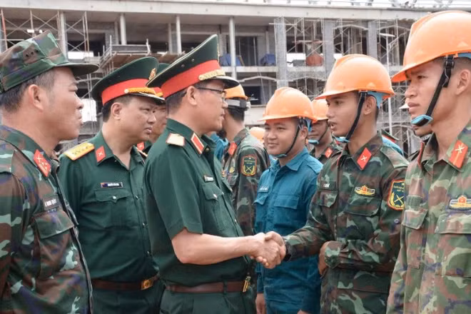 Chính ủy Quân khu 5, Thiếu tướng Lương Đình Chung thăm hỏi, động viên cán bộ, chiến sĩ tăng cường, hỗ trợ xây dựng Trường nội trú liên cấp tiểu học - trung học cơ sở xã biên giới tỉnh Đắk Lắk.