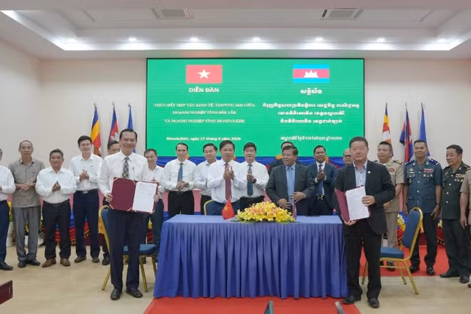 Doanh nghiệp 2 tỉnh Đắk Lắk và Mondulkiri ký kết hợp tác tại diễn đàn. 