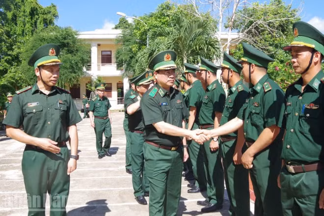 Đoàn kiểm tra đến Đồn Biên phòng cửa khẩu Đắk Ruê.