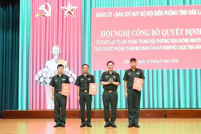 Lãnh đạo Ban Chỉ huy Bộ đội Biên phòng tỉnh Đắk Lắk trao quyết định nhân sự đối với Trung đội phương tiện không người lái.