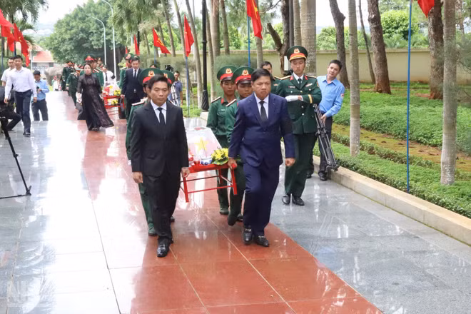 Phó Chủ tịch Quốc hội, Thượng tướng Nguyễn Doãn Anh và Bí thư Tỉnh ủy Đắk Lắk Lương Nguyễn Minh Triết tiễn đưa các liệt sĩ về nơi an nghỉ cuối cùng.
