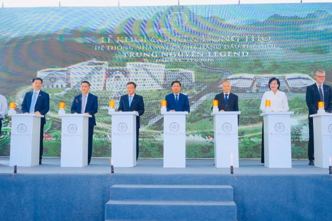 Bí thư Tỉnh ủy Đắk Lắk Lương Nguyễn Minh Triết (người đứng giữa, thứ 5 từ trái qua) và các đại biểu thực hiện nghi thức khởi công hệ thống Nhà máy cà-phê Trung Nguyên Legend.