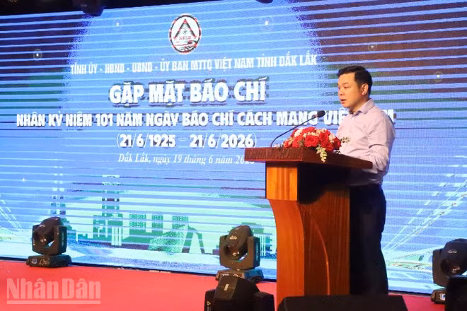 Chủ tịch Ủy ban nhân dân tỉnh Đắk Lắk Đỗ Hữu Huy phát biểu tại buổi gặp mặt.
