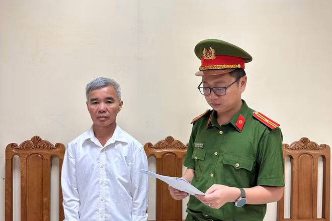 Cơ quan Cảnh sát điều tra công bố Quyết định khởi tố bị can, lệnh cấm đi khỏi nơi cư trú đối với Bạch Chí Điển. (Ảnh: Công an Phú Thọ)