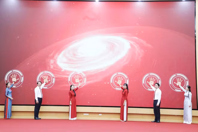 Lãnh đạo Ban Tổ chức Tỉnh ủy Phú Thọ và Thường trực Đảng ủy xã Đoan Hùng thực hiện nghi thức bấm nút Đề án “Kết nạp đảng viên gắn với chuyển đổi số" tại Đảng bộ xã Đoan Hùng. (Ảnh: NGỌC LONG)