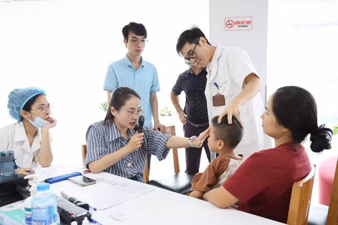 Bác sĩ khám sàng lọc, kiểm tra thị lực và tình trạng mắt cho trẻ em khuyết tật. (Ảnh: NGỌC LONG)