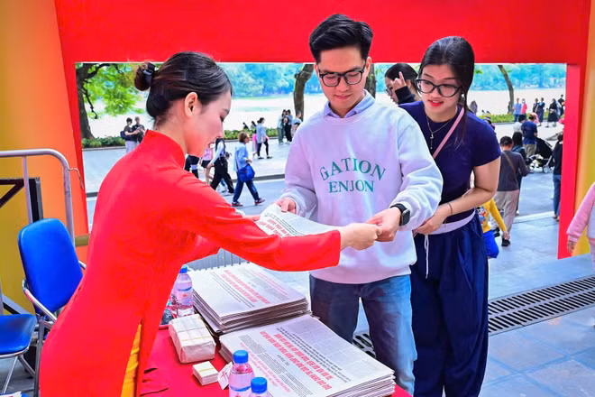 Đông đảo độc giả trẻ tìm hiểu không gian trưng bày “Toàn văn Dự thảo các văn kiện Đại hội XIV của Đảng” tại khuôn viên Báo Nhân Dân, 71 Hàng Trống, Hà Nội. (Ảnh: BẢO LONG)