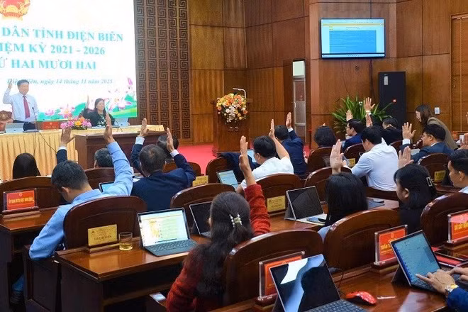 Đại biểu Hội đồng nhân dân tỉnh Điện Biên biểu quyết thông qua các nội dung tại kỳ họp thứ 22, được tổ chức ngày 14/11.