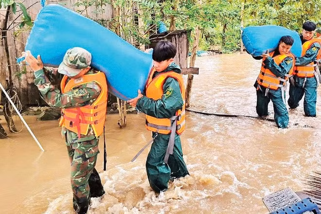 Cán bộ, chiến sĩ Bộ Chỉ huy Quân sự tỉnh Đắk Lắk giúp nhân dân xã Ea Súp di dời tài sản đến nơi an toàn. (Ảnh CÔNG LÝ)