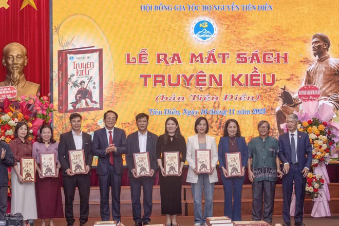 Hội đồng gia tộc họ Nguyễn Tiên Điền trao tặng sách cho các trường học tại lễ ra mắt Truyện Kiều bản Tiên Điền.