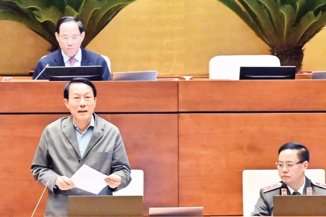 Bộ trưởng Công an Lương Tam Quang phát biểu giải trình, làm rõ một số vấn đề đại biểu Quốc hội nêu. (Ảnh ĐĂNG ANH)