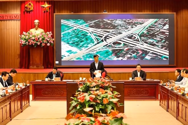 Bí thư Thành ủy Hà Nội Nguyễn Duy Ngọc phát biểu chỉ đạo cuộc họp.