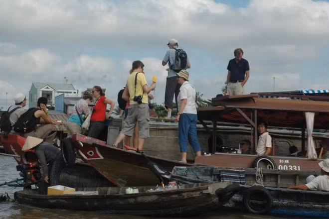 Du khách nước ngoài tham quan chợ nổi Cái Răng, Cần Thơ.