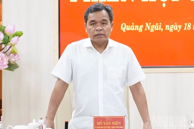 Đồng chí Hồ Văn Niên, Ủy viên Trung ương Đảng, Bí thư Tỉnh ủy Quảng Ngãi phát biểu kết luận phiên họp.