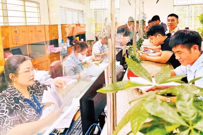 Người dân làm thủ tục tại Trung tâm Phục vụ hành chính công phường Gò Vấp, Thành phố Hồ Chí Minh. 
