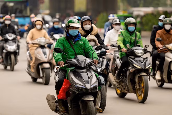 Theo Nghị quyết của Hội đồng nhân dân thành phố Hà Nội, xe mô-tô, xe gắn máy hoạt động kinh doanh trên nền tảng công nghệ bị cấm lưu thông trong vùng phát thải thấp. (Ảnh: DUY LINH)