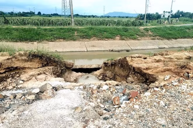 Sau cơn bão số 13, hệ thống kênh Sông Quao sạt lở khoảng 5m mương đi qua xã Hàm Thuận.