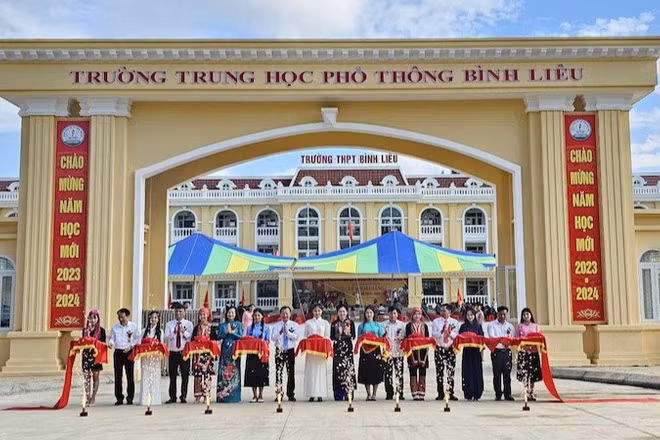 Trường trung học phổ thông Bình Liêu được đầu tư xây dựng khang trang, đồng bộ.