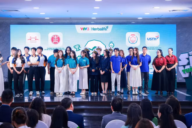 Với chủ đề “Quê mình có việc - Gen Z Việt có cách”, chương trình hướng các đội thi tới những vấn đề cụ thể như phát triển làng nghề, phát huy giá trị văn hóa, tìm đầu ra cho nông sản, bảo vệ môi trường và cải thiện sinh kế. (Ảnh: TÙNG ĐINH)