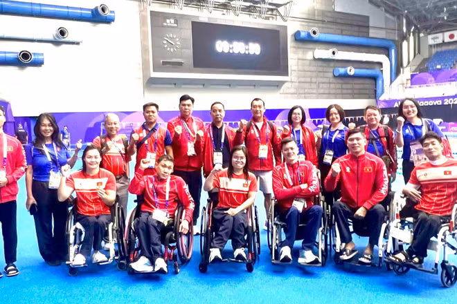 Phó Cục trưởng Thể dục thể thao Việt Nam, Trưởng đoàn Thể thao người khuyết tật Việt Nam Nguyễn Trọng Hổ đến thăm, động viên đội tuyển bơi. (Ảnh: BTC)