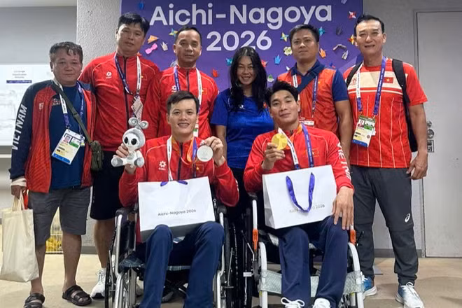 Phó Cục trưởng Thể dục thể thao, Trưởng đoàn Thể thao người khuyết tật Việt Nam tại Asian Para Games 5 Nguyễn Trọng Hổ cùng đại diện lãnh đạo đoàn trao thưởng nóng cho hai vận động viên Đỗ Thanh Hải và Lê Tiến Đạt. (Ảnh: THU MY) 