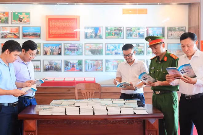 Công ty cổ phần Văn hóa đọc và học Việt Nam trao tặng 500 cuốn sách "Người chiến sĩ sống anh dũng, chết vẻ vang” về Anh hùng liệt sĩ Công an nhân dân Bùi Thị Cúc tới đại diện Ủy ban nhân dân tỉnh Hưng Yên. 