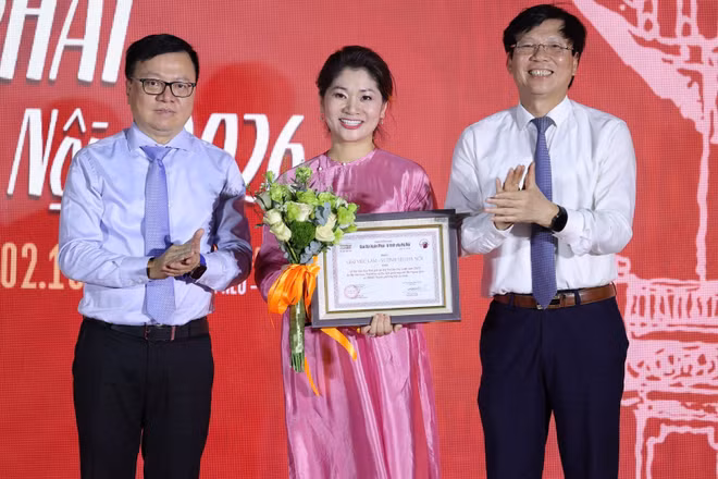 Đồng chí Lê Quốc Minh, Ủy viên Trung ương Đảng, Tổng Biên tập Báo Nhân Dân, Phó Trưởng Ban Tuyên giáo Trung ương, Chủ tịch Hội Nhà báo Việt Nam cùng Đại tá, nhà báo Hồ Quang Lợi, Phó Chủ tịch Hội Truyền thông số Việt Nam trao Giải Việc làm-Vì tình yêu Hà Nội. (Ảnh: BTC)