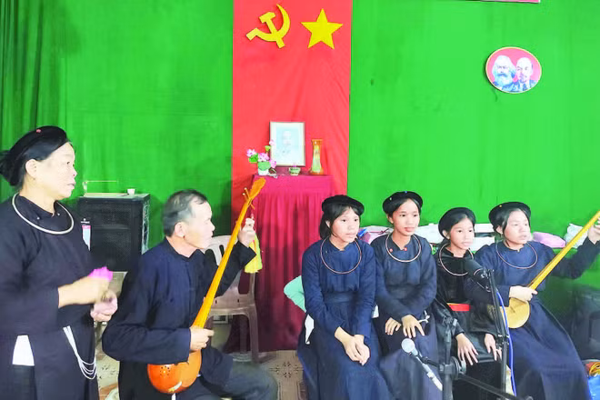 Hòa tấu hát then, đàn tính các thế hệ ở Câu lạc bộ hát then, đàn tính xã Cát Tiên 3, tỉnh Lâm Đồng.