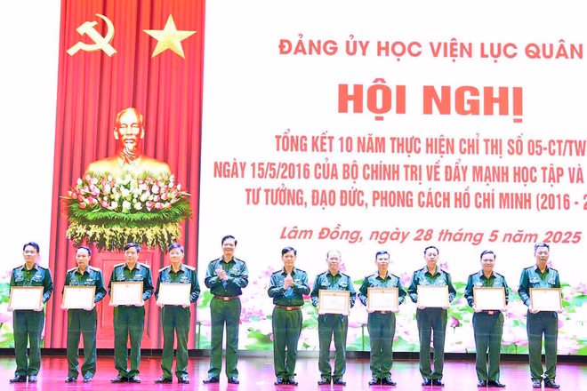 Đảng ủy Học viện Lục quân trao Bằng khen, Giấy khen tặng các tập thể, cá nhân đạt thành tích xuất sắc trong thực hiện Chỉ thị số 05.