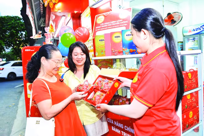 Khách hàng mua bánh trung thu sớm. (Ảnh PHƯƠNG VY)